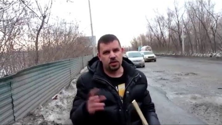 Двое друзей пометили воздушными шарами ямы на дороге Омска