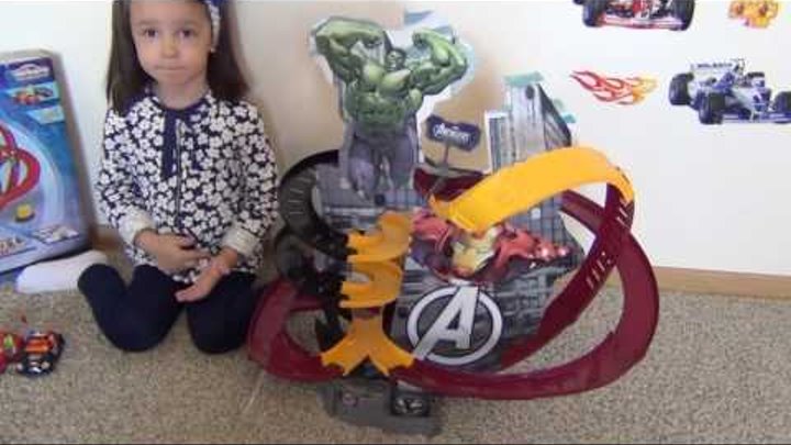 Видео для детей Халк против Железного человека. Мстители (трек и 2 автомобиля)