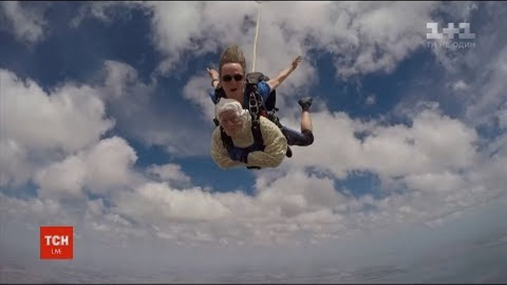 102-річна австралійка стрибнула з парашутом, аби зібрати гроші на доброчинність
