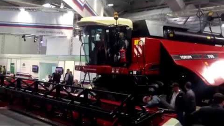 Зерноуборочные комбайны Vector 420 и ACROS 560 в Европе Зерноуборочные комбайны Vector 420 и ACROS 560 в Европе