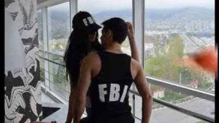 Парень в кепке неплохо пристроился к дамам Парень в кепке неплохо пристроился к дамам