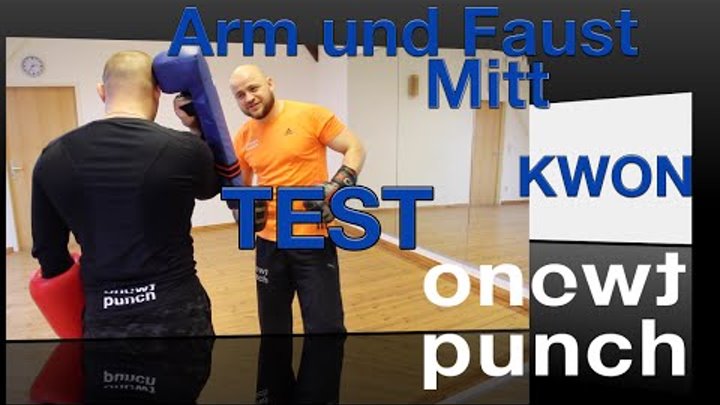 Onetwopunch Test und praktische Anwendung Arm und Faust Mitt von Kwon. Boxhandschuhe Schlagkissen Onetwopunch Test und praktische Anwendung Arm und Faust Mitt von Kwon. Boxhandschuhe Schlagkissen