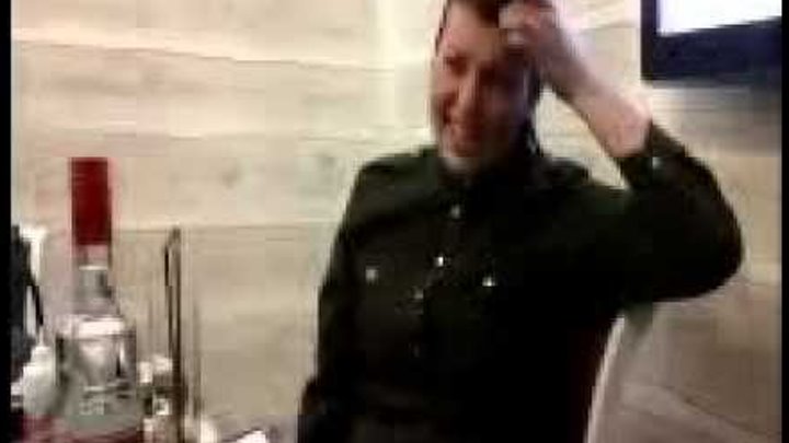 Телка раз за разом чешет себе пилотку Телка раз за разом чешет себе пилотку