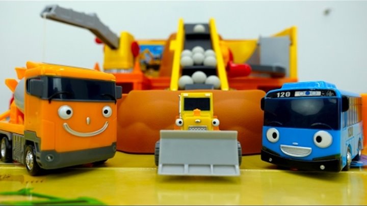 Tayo 🚌. Kids video with toy cars & toy bus. Tayo the Little Bus & car toys on a car wash for kids.