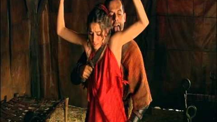 Трахнет одну из рабынь Трахнет одну из рабынь