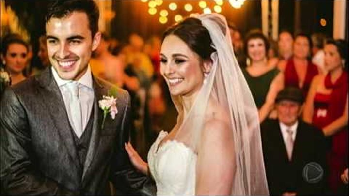 Cachorro invade casamento, deita no véu da noiva e viraliza na internet Cachorro invade casamento, deita no véu da noiva e viraliza na internet