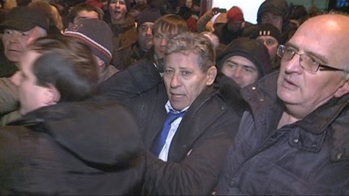 Mihai Ghimpu agresat in fata parlamentului. Varianta integrala. EXCLUSIV! Mihai Ghimpu agresat in fata parlamentului. Varianta integrala. EXCLUSIV!