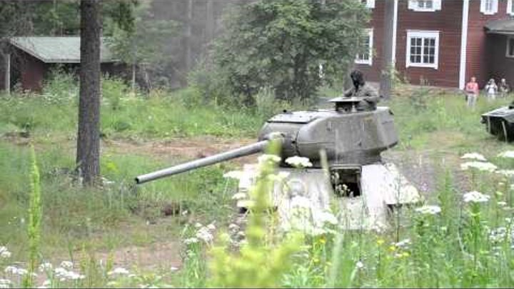 Советский средний танк Т-34-85 в движении. Soviet T-34-85 in action.