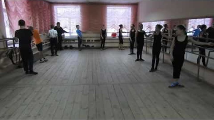 Танцевальный коллектив "Мозаика". Тренаж у станка для детей 10-12 лет. Народный танец.