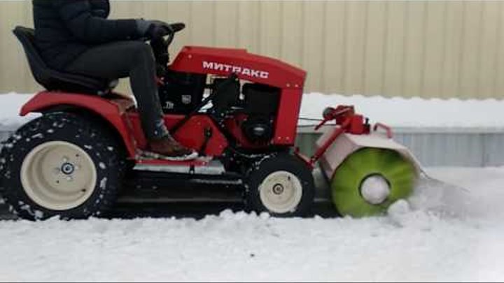 Первый российский садовый трактор Митракс Т10 с щеткой и снегоуборщиком.