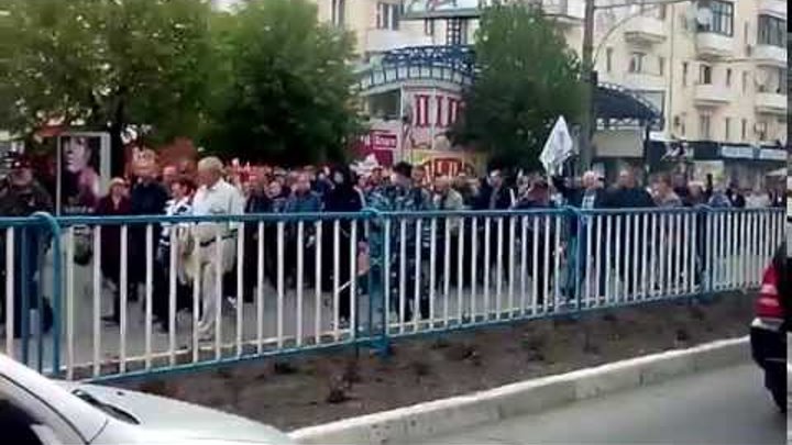 Луганск. Пророссийские митингующие идут штурмовать ОГА.29.04.14