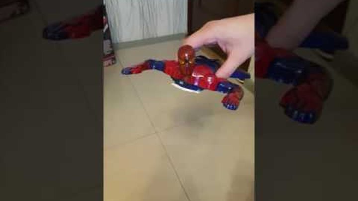 Человека-Паука ползающий по стене игрушка