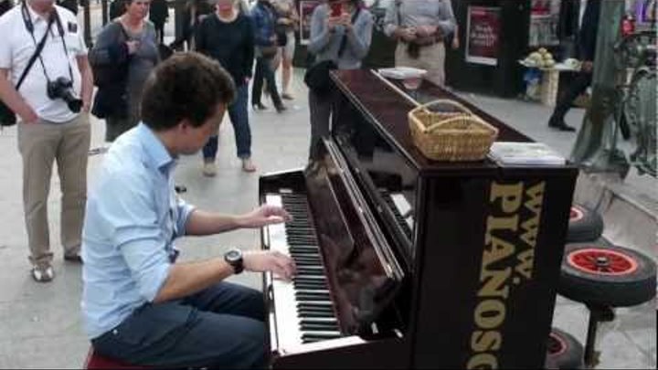 Paris Street Piano Player — Chopin Nocturne №2 Paris Street Piano Player — Chopin Nocturne №2