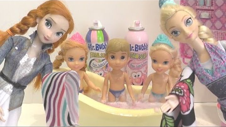 Мультик с куклами Холодное сердце #Эльза купает детей в ванне с пеной Играем в #куклы #Барби