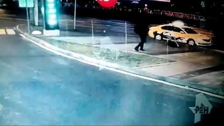 Смертельный наезд колеса от грузовика на женщину попал на камеру видеонаблюдения в Москве.18+