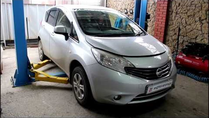 Замена масла и фильтров в двигателе на Ниссан Ноут 1,2 Nissan Note 2014 года