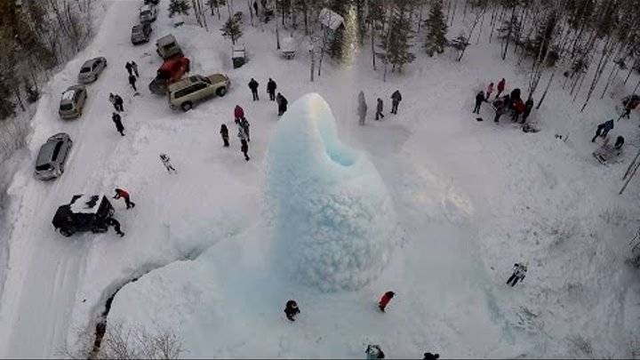 Сельский туризм. Ледяной фонтан вид с дрона. Национальный парк Зюраткуль
