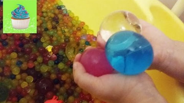 Ищем сюрпризы игрушки в ванне с ORBEEZ шариками орбиз surprise toys