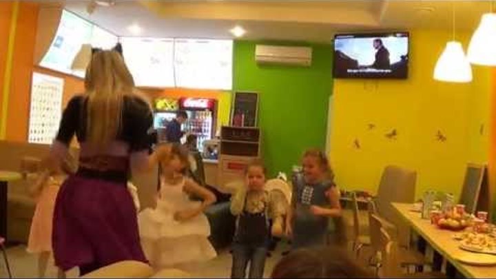 Клодин из Монстр Хай и дети танцуют под песню Опа гангам стайл