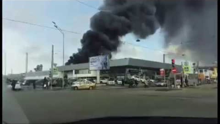 В Петербурге горит дилерский автоцентр.