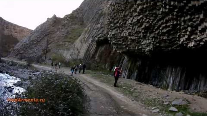 Каменные Симфонии: Высокие скалы в виде прямых труб (Армения)