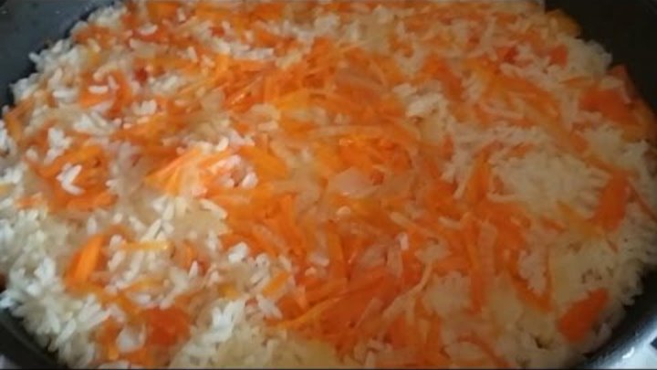 Как приготовить рис с морковью и луком. Рис с луком и морковью на гарнир рассыпчатый. Рис с морковкой и луком. Рис в сковороде рассыпчатый с морковью и луком. Рис отварной с луком и морковкой.