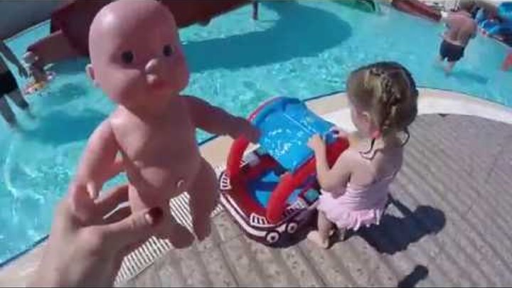 Кукла Катя и Яна в аквапарке в Турции Бассейн с горками Надувная Машинка Видео для детей