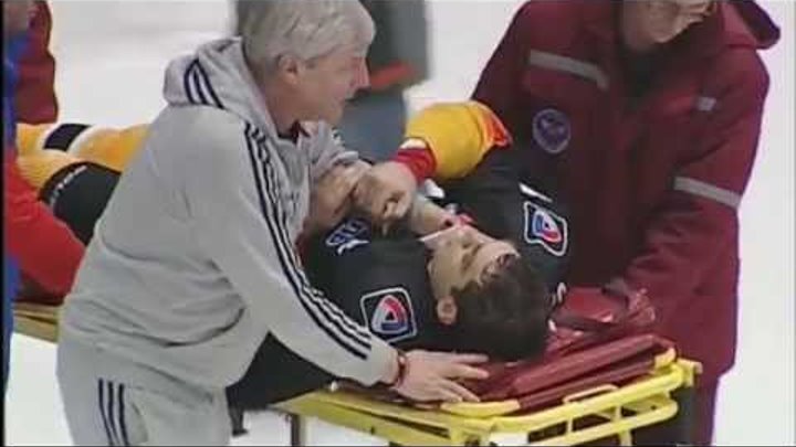 Николай Стаcенко получает серьезную травму после попадания шайбы в лицо