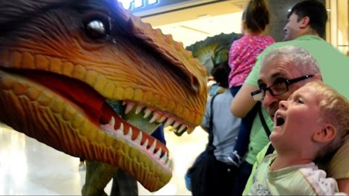 Life Size Dinosaur scares kids video Giant T Rex Страшный динозавр Рекс про динозавров видео
