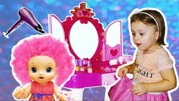 Кукла Соня хочет быть красивой. Baby Alive делает макияж и новые прически в салоне красоты