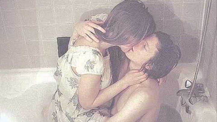 Мокрые азиатки ласкают друг друга в ванне Мокрые азиатки ласкают друг друга в ванне