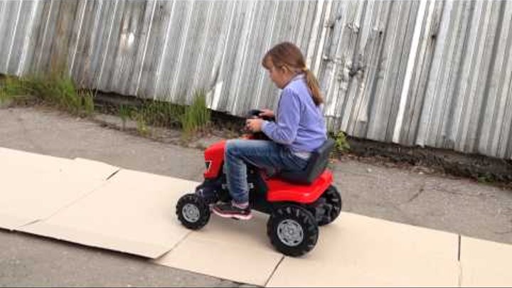 Детский трактор на педалях Turbo в движении