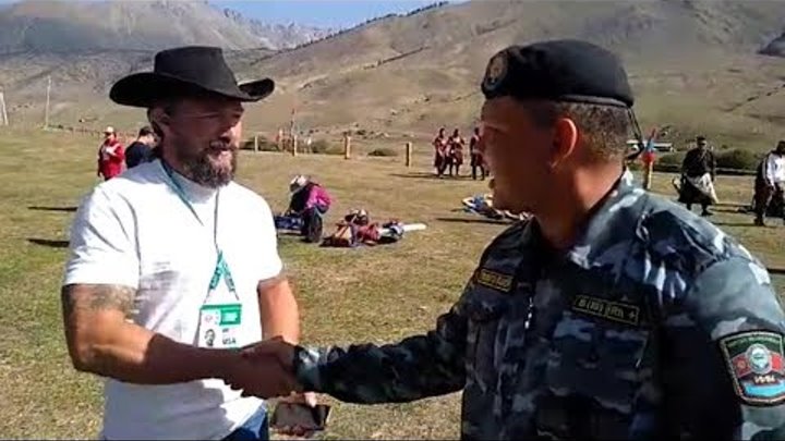 Милиционеры разговаривают на английском с туристами в Кырчыне