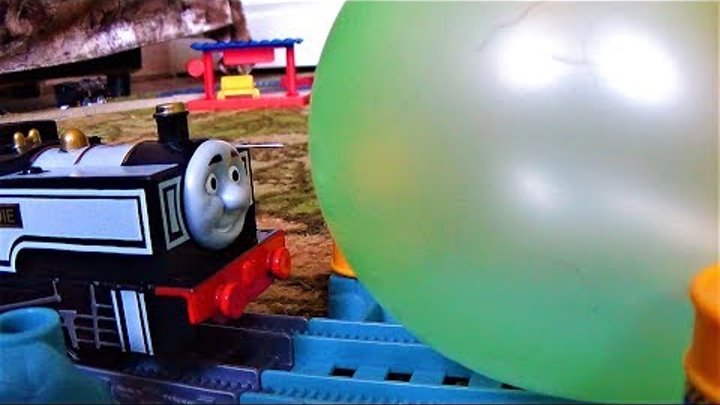 Паровозик томас и его друзья Паровозики лопают шарики Видео про поезда для детей