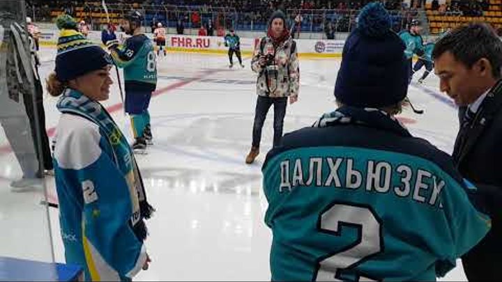 Символическое вбрасывание на матче "Торпедо" провела бабушка Майка Далхьюзена Символическое вбрасывание на матче "Торпедо" провела бабушка Майка Далхьюзена