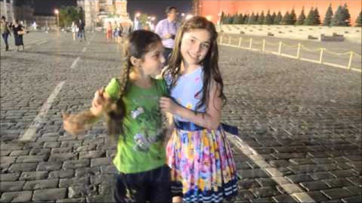 Камила и Саида Отаровы, на Красной площади 2015 год лето