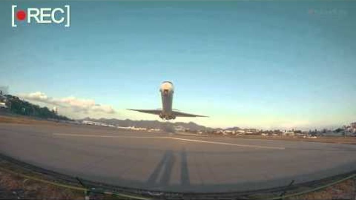 Зрелищный взлет самолета на карибском острове Синт-Мартен