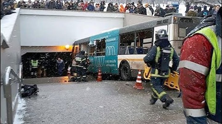 Прямая трансляция с места аварии пассажирского автобуса на Славянском бульваре