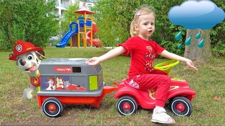 Настя спасает патруль щенячий игрушки на детской площадке Funny Kid saving toys patrol at playground Настя спасает патруль щенячий игрушки на детской площадке Funny Kid saving toys patrol at playground