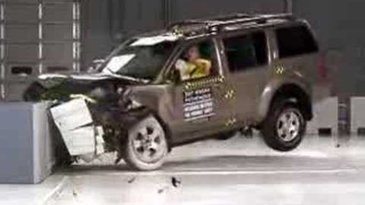 Crash Test 2005 - 2010 Nissan Pathfinder (Frontal Offset) IIHS