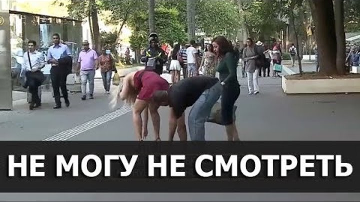 Блондинка в мини юбке нагнулась за монетой// Скрытая камера// Шоу Джона Клебер на русском Блондинка в мини юбке нагнулась за монетой// Скрытая камера// Шоу Джона Клебер на русском