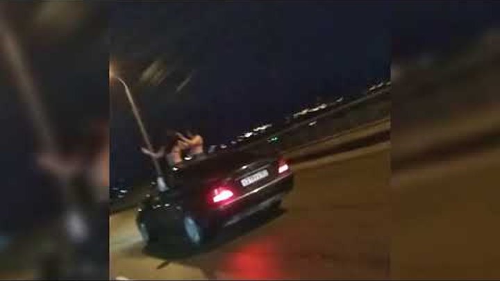 Обнаженные девушки танцуют в люке автомобиля на Северном мосту в Воронеже