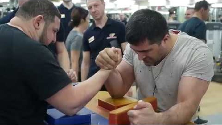 Армрестлинг в Gold's Fitness ТРК Золотая миля Армрестлинг в Gold's Fitness ТРК Золотая миля