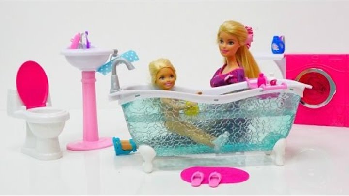 Barbie Dünyası - Barbie ve Ken banyo eşyalarını yerleştiriyorlar. Türkçe izle! #Kızoyuncakları