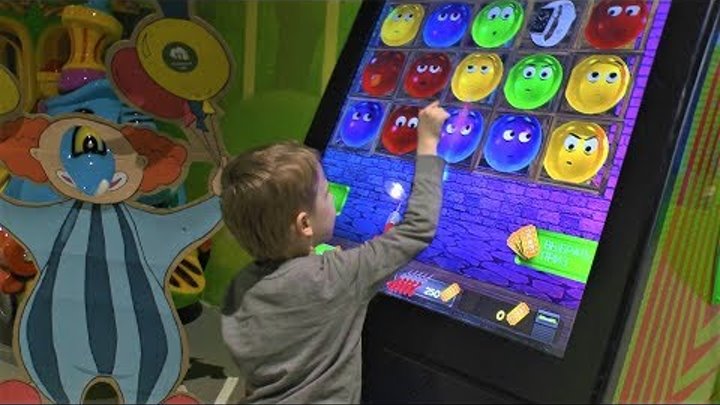 Игровые автоматы в развлекательном центре Макс играет в игры для детей