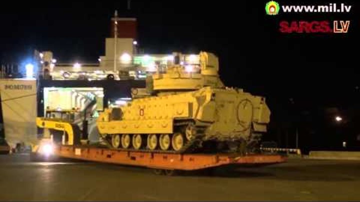 ASV armijas tanki "Abrams" un kaujas mašīnas "Bradley" ierodas Ventspils ostā