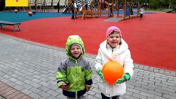 Играем в мячик и красный миникупер на площадке. Open playground. Orange ball and red Minicooper.