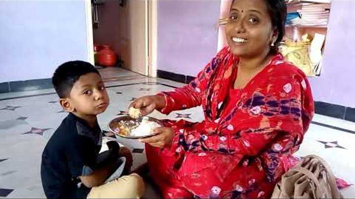 Как кормят детей в Индии мамы.