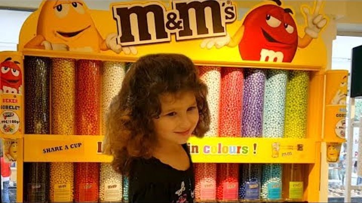 Огромный магазин конфет! Разноцветный M&M's и Много конфет! Детский Влог Планета Алис💛Детский канал