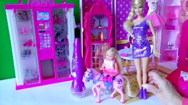 Видео с игрушками про Барби, Челси одна дома и решила украсить глитером пони, любимую лошадку